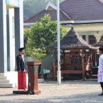 Yayasan Mansyaul Ulum Gelar Upacara Bersarung Peringati HUT RI Ke-80