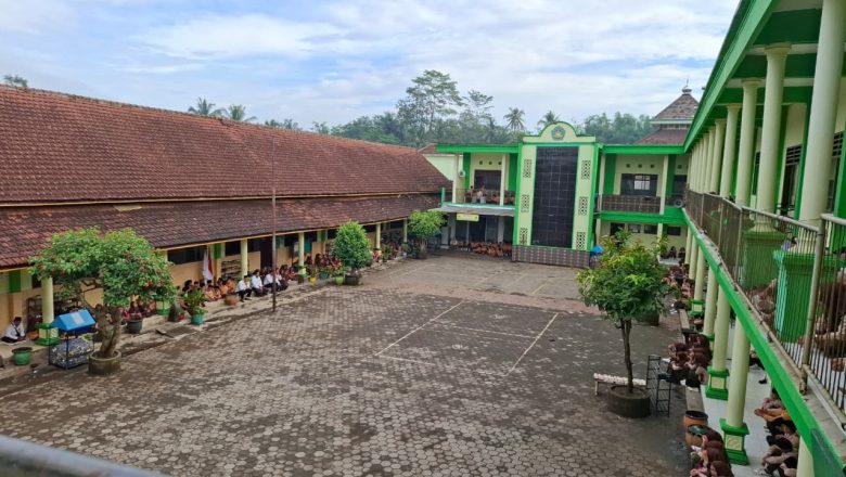 Nyai Hj. Mamnunah Yahya Wafat, Mansyaul Ulum Gelar Doa Bersama